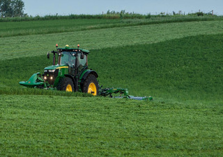 Arka parçaya monte biçme makinesi diski ile klima cihazı John Deere R950R
