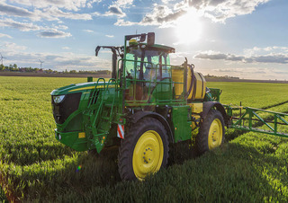 Self-propelled field sprayers John Deere R4140i