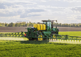 Self-propelled field sprayers John Deere R4140i