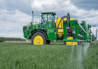Self-propelled field sprayers John Deere R4140i
