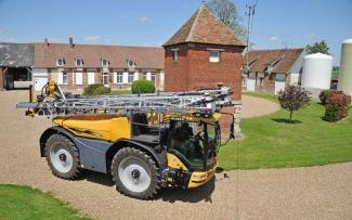 Self-propelled field sprayers Challenger RoGator 655