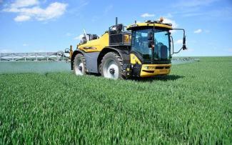 Self-propelled field sprayers Challenger RoGator 655