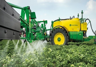 Trailed field sprayers John Deere R740i