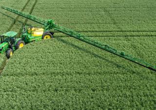 Trailed field sprayers John Deere R975i