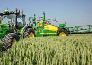Trailed field sprayers John Deere R975i