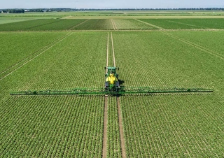 Trailed field sprayers John Deere R975i