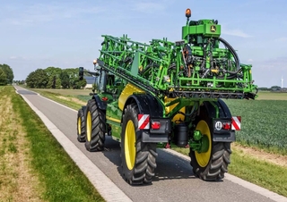 Trailed field sprayers John Deere R975i