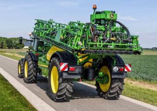 Trailed field sprayers John Deere R975i
