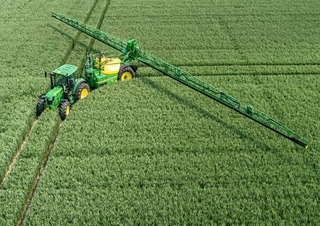 Trailed field sprayers John Deere R975i