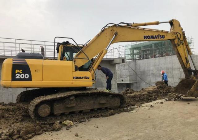 コマツPC200 Komatsu PC200 excavator specs & dimensions (1985 - 1986