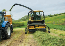 Combine harvesters pick up New Holland 300 HP Paddles