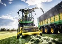 Combine harvesters pick up John Deere 659