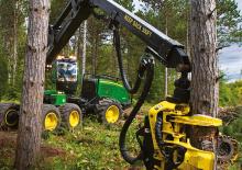 Harvesters John Deere 1070 G