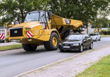 Mafsallı damperli kamyonlar Caterpillar 730
