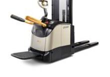 Pallet Stackers Stand Up Rider Platform Crown ET 4000-1.2 TL