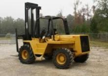 Rough terrain forkliftler Caterpillar R80