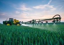 Self-propelled field sprayers John Deere R4040i