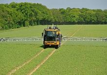 Self-propelled field sprayers Challenger RoGator 655