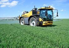 Self-propelled field sprayers Challenger RoGator 655