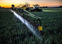Trailed field sprayers John Deere R944i