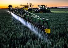 Trailed field sprayers John Deere R944i