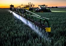 Trailed field sprayers John Deere R975i