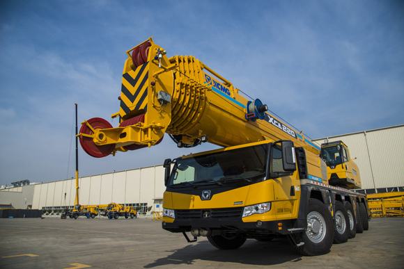 Amazon.co.jp: 1:50 XCMG XCA220 クレーン車 33*8*9cm : おもちゃ