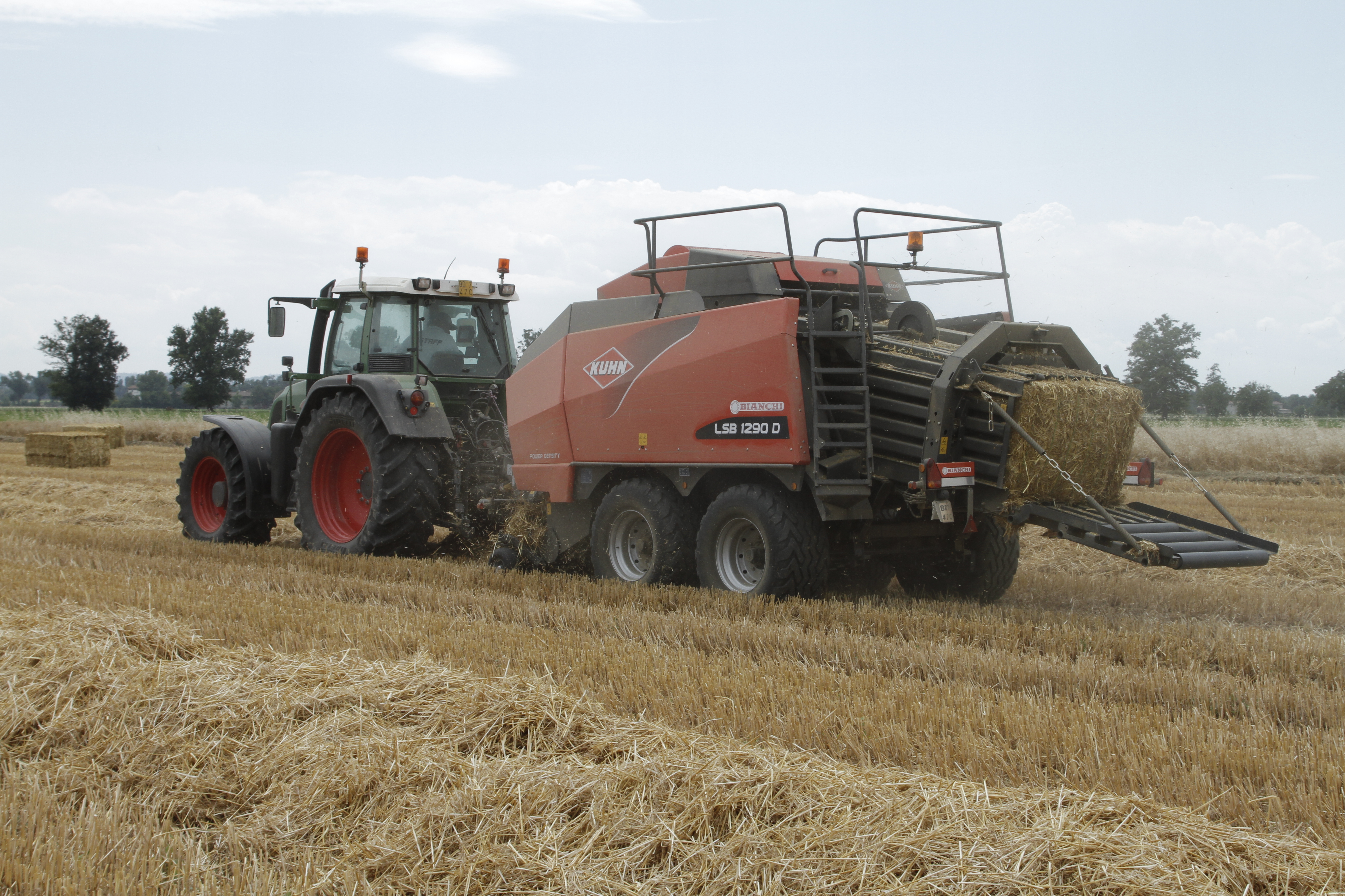 Kuhn optimer l 12000. Вилы на мтз 1221. Погрузчик навесной фронтальный универсал 1200. Кун сельхозтехника. Kuhn сельхозтехника воронеж завод.
