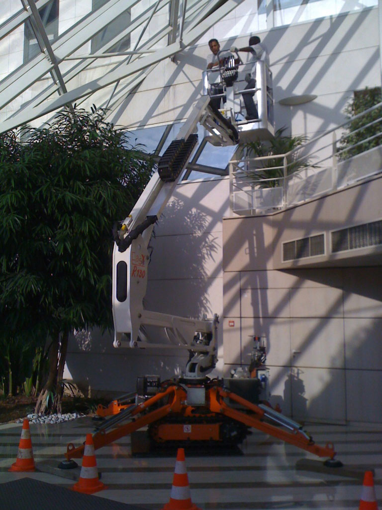 Easy Lift R130 Specs (2017 2023) Crawler articulated work platforms