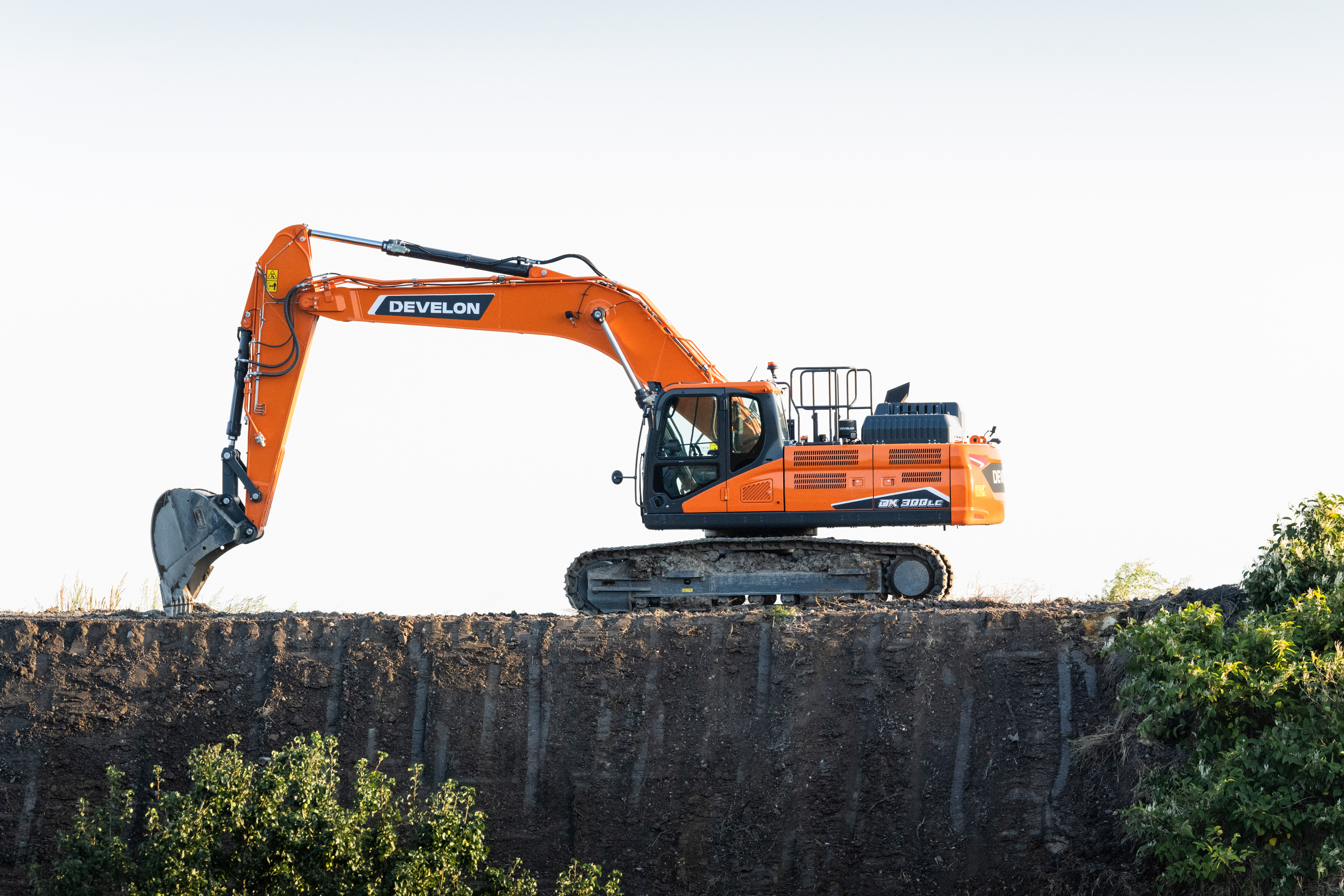 Develon DX300LC-7K excavator specs & dimensions (2023 - 2025