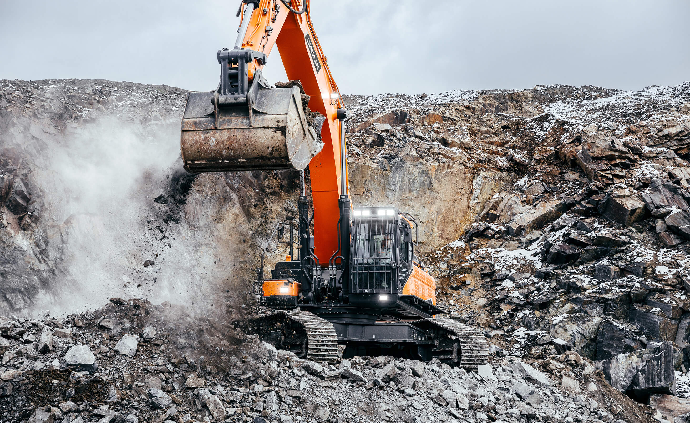 Develon DX530LC-7K excavator specs & dimensions (2023 - 2026