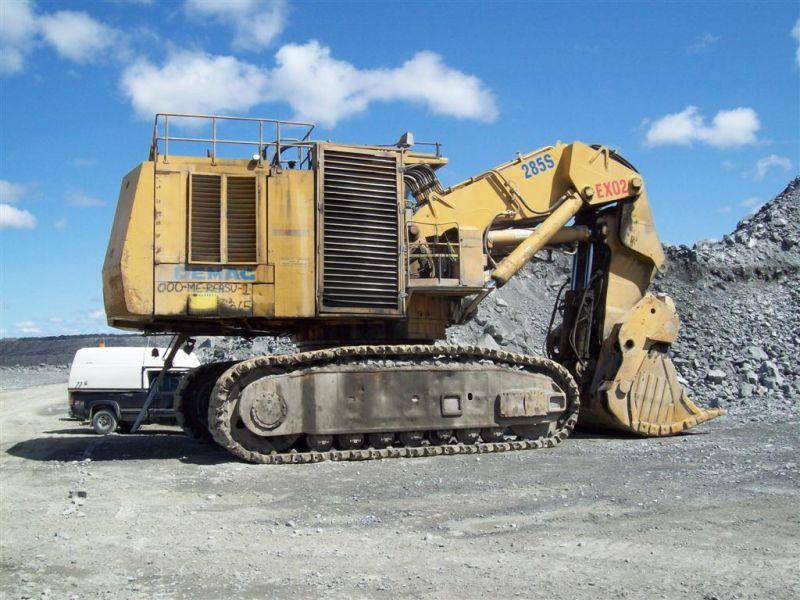 KOMATSU 重機　ピンバッジ　レア品 KOMATSU 重機 ピンバッジ レア品 - アクセサリー正規 品