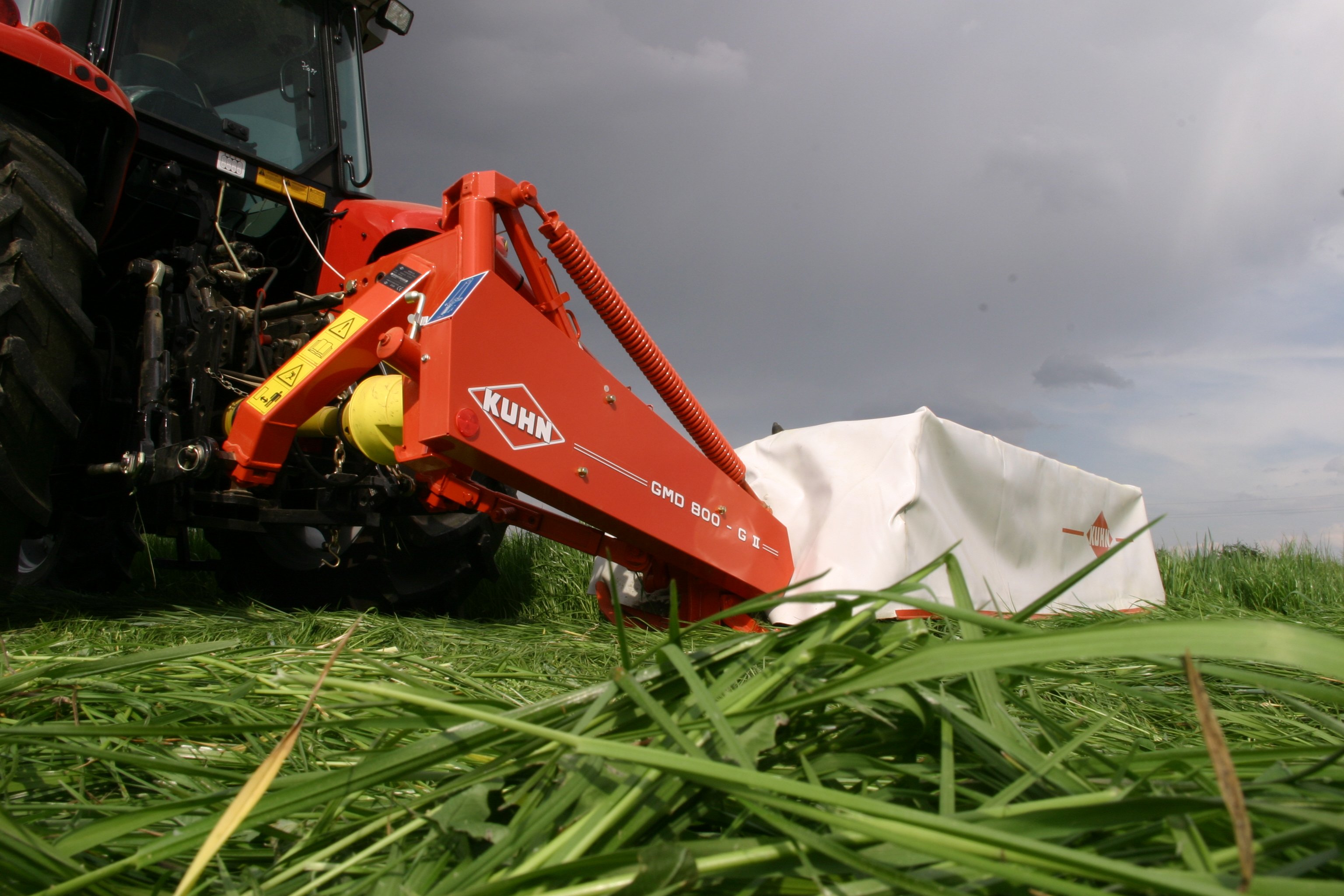 Working width: 3.11m – Swath width: 2,4m – Required power : 41kW – Attachment: DP – Weight: 0.646t – Hydraulic connections: 1/-ew/dw. Kuhn
