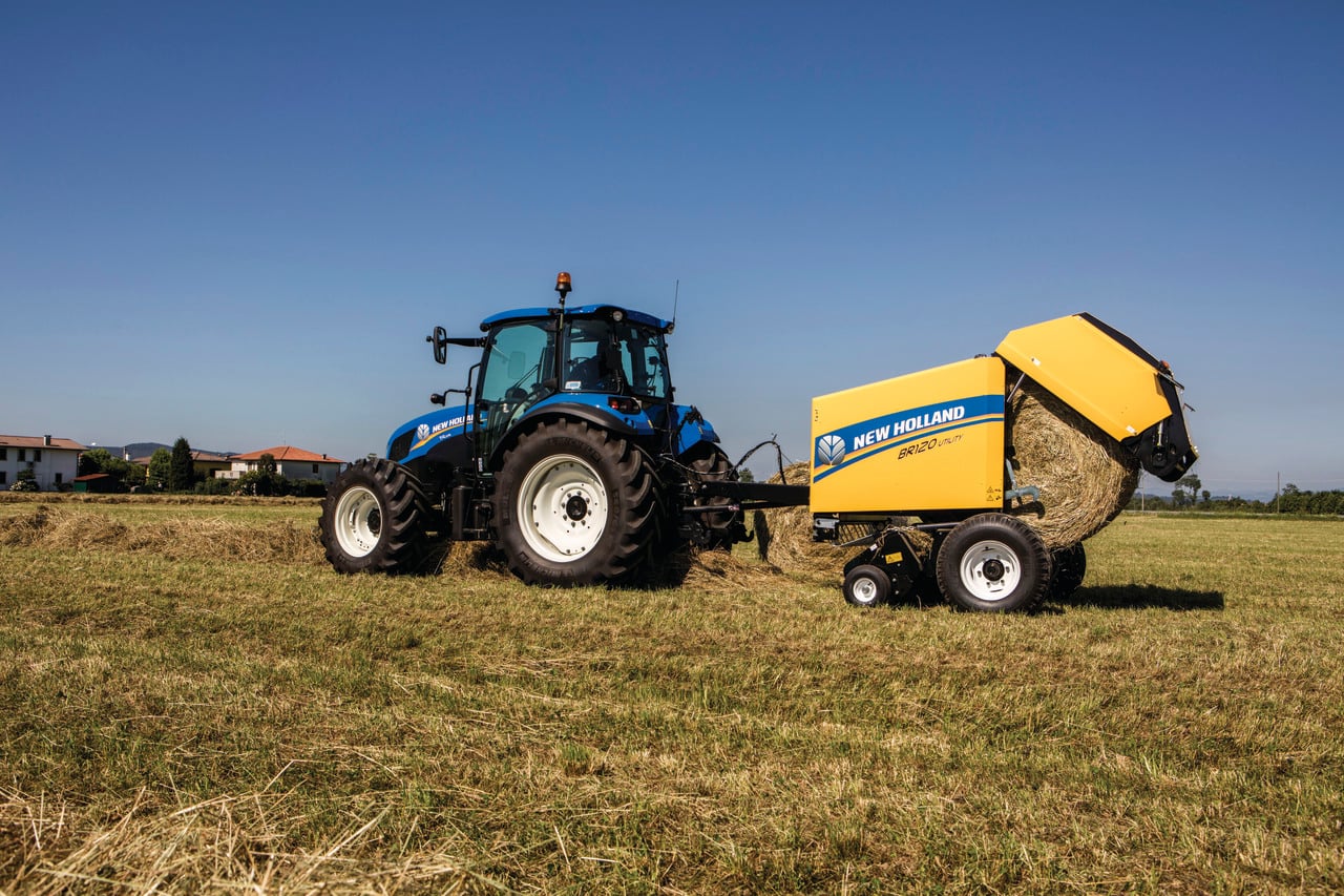 40kW – Bale-Ø from-to: 1.2m – Bale width from-to: 1.2m – Standard tyres:  11,5/80-15,3 – Pick-up width: 1.72m – Weight: 2.07t. New Holland