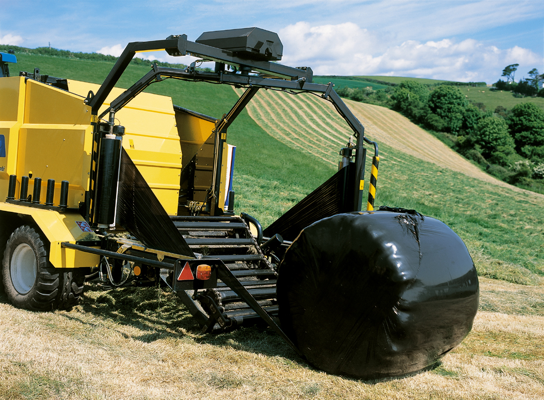 62kW – Bale-Ø from-to: 1.25m – Bale width from-to: 1.2m – Standard tyres:  19.0/45-17 – Pick-up width: 2m – Weight: 4.58t. New Holland