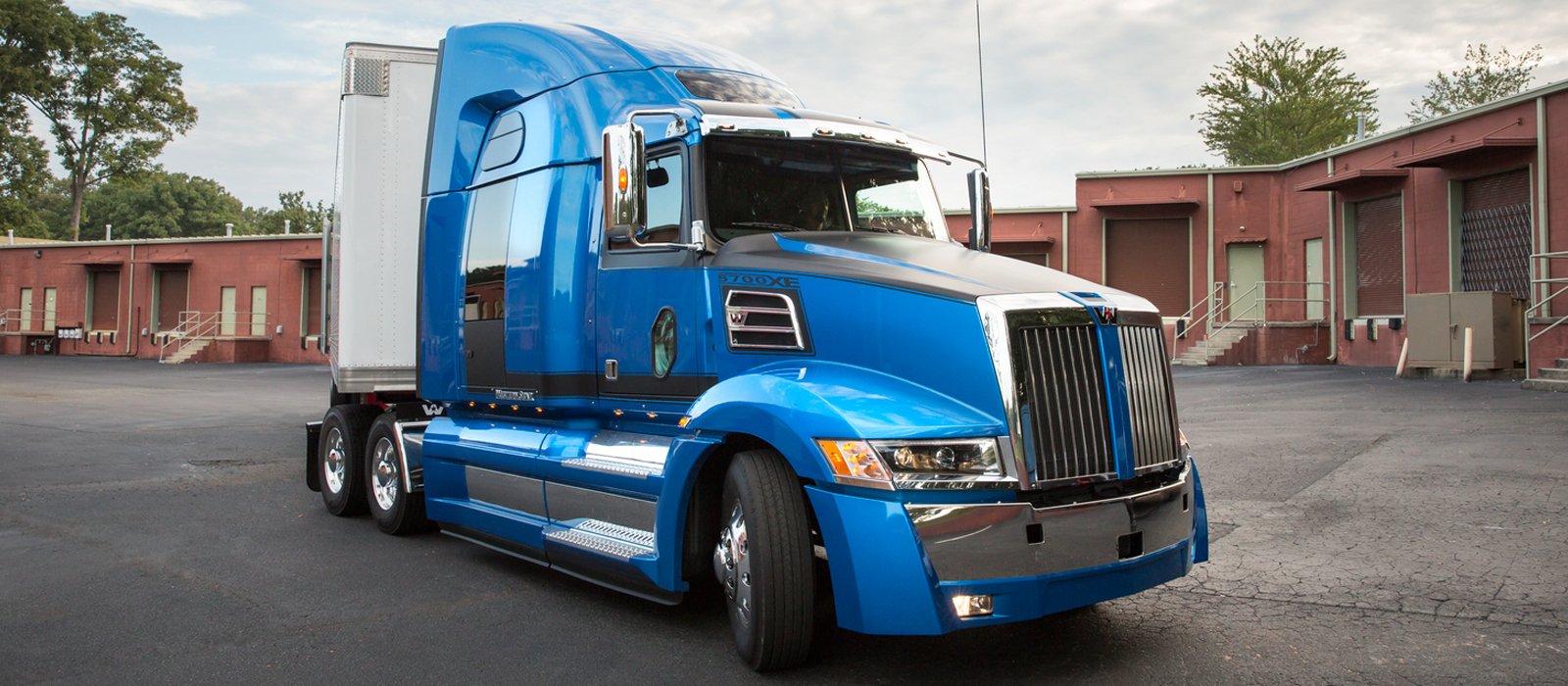 Western Star 5700 XE 82" Stratosphere Ultra High Roof Detroit DD13 (2014 -  2024) Truck Specs | LECTURA Specs