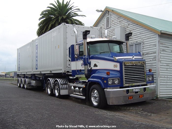 ダイキャストモデル　Mack Amazon.co.jp: QSXX ピクサーカーズmackトラックマックイーン