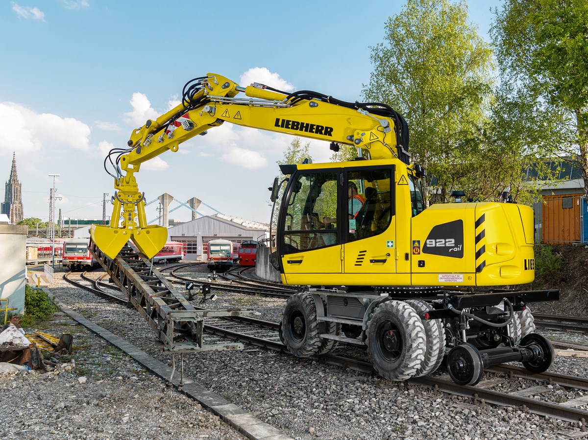 Liebherr A 922 Rail Litronic excavator specs (2014 - 2019